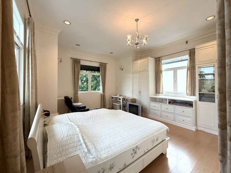 HL#27381 (L084015)ลิฟวิ่งลากูน พระยาสุเรนทร์-รามอินทรา ซอยพระยาสุเรนทร์ 39 ขายบ้านเดี่ยวหรู ริมน้ำ บ้านเดี่ยว 2 ชั้น ขนาดใหญ่ 161.40 ตร.ว. พื้นที่ใช้สอย 385 ตร.ม.โอกาสที่คุณจะได้เป็นเจ้าของบ้านเดี่ยวหลังใหญ่ ที่นิยามคำว่า สมบูรณ์แบบ ได้อย่างแท้จริง ที่สุดแห่งทำเลในโครงการลิฟวิ่งลากูน (พระยาสุเรนทร์ 39) รีโนเวทใหม่ทั้งหมด ในปี 2568 คำตอบที่ใช่สำหรับความเป็นส่วนตัว และคุณภาพชีว