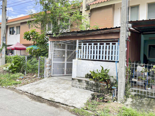 ทาวน์เฮ้าส์ 2 ชั้น หมู่บ้าน เอื้ออาทร รังสิต        