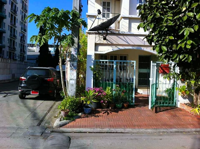 ถูกที่สุดในโลก ซีคอนสแควร์ ศรีนครินทร์ MRT สวนหลวง ร.9 1.2 กม.ทาวน์เฮาส์ 3 ชั้นสภาพดี หัวมุม 22 ตร.วา. 254 ตร.ม. พร้อมเฟอร์ฯ 4 นอน 3 น้ำ 