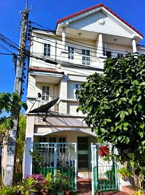 ซีคอนสแควร์ ศรีนครินทร์ 500 ม MRT สวนหลวง ร.9 1.2 กม.ให้เช่าทาวน์เฮาส์ 3 ชั้นสภาพดี ห้องหัวมุม 21 ตร.วา. 252 ตร.ม. พร้อมเฟอร์ฯ 4 นอน 3 น้ำ 