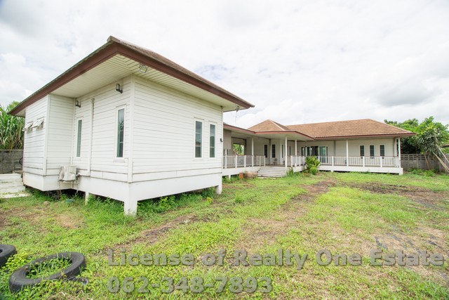 M11833ขายบ้านชั้นเดียวคลองสอง คลองหลวง ปทุมธานี ราคาดีสุดในย่านนี้บ้านสร้างเองบนที่ดิน 226 ตารางวา พื้นที่ใช้สอยกว้าง 260 ตร.ม. บรรยากาศสงบ ร่มรื่น เหมาะอยู่อาศัยจริงเดินทางสะดวก ใกล้รังสิต ม.กรุงเทพ ม.ธรรมศาสตร์ ฟิวเจอร์พาร์ค และตลาดไทบ้านหลังใหญ่สภาพพร้อมอยู่ ราคานี้หาไม่ได้อีกแล้วในโซนคลองสองบ้านชั้นเดียวสร้างเอง แข็งแรง บนที่ดินขนาด 226 ตารางวาหน้ากว้างป