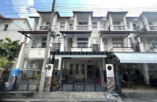 ทาวน์โฮม 3 ชั้น หมู่บ้านนารารมย์ บางกรวย ติดโซล่าเซลล์ทั้งหลัง