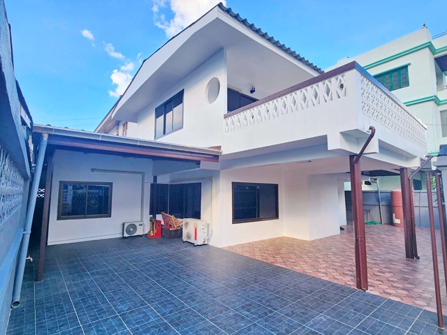 ใจกลางรัชดา ห้วยขวาง MRTห้วยขวาง 699 ม.7-Eleven เพียง 20, ให้เช่าคฤหาสน์หรู2 ชั้น  3–4นอน แอร์ครบทุกห้อง เฟอร์พร้อมเจรจาได้