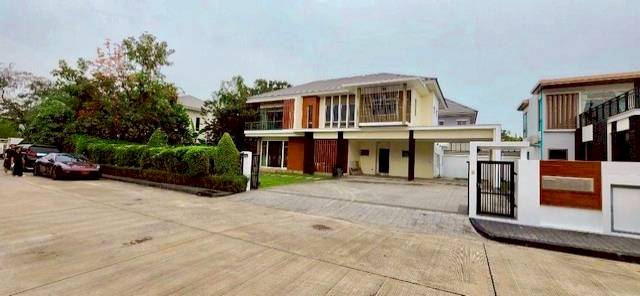        ขายบ้าน 2 ชั้น เพอร์แฟคมาสเตอร์พีชสุขุมวิท 77 โซนส่วนตัว    ที่ดิน 171.5  พื้นที่ใช้สอย 435 ตารางเมตร   5 ห้องนอน 6 ห้องน้ำ 2 ห้องครัว 2 หีองรับแขก   1 ห้องซักรีด 1 ห้องแม่บ้าน จอดรถ 6-7 คัน   บ้านใหม่ยังไม่ได้เข้าอยู่ อยู่ระหว่างเตรียมใส่เฟอร์นิเจอร์   ราคาขาย 49 ล้านบาท ค่าใช้จ่ายในการโอนฝ่ายละครึ่ง   2 นาทีจากคลับเฮ้าส์ สระว่ายน้ำส่วนตัวในคลับเฮาส์ คลับฟิตเนสส่วนตัว คลับบาส