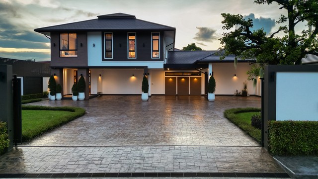 ประกาศขายบ้านพูลวิลล่าหรู Modern Pool Villa – เวิล์ดคลับแลนด์ หางดง เชียงใหม่พูลวิลล่าหรูขนาดใหญ่ ใจกลางธรรมชาติ ใกล้เมืองเชียงใหม่ Modern Pool Villa โดดเด่นด้วยทำเลศักยภาพในโครงการ เวิล์ดคลับแลนด์ หางดง หมู่บ้านขนาดใหญ่ที่รายล้อมด้วยต้นไม้ใหญ่ ให้ความร่มรื่นและเป็นส่วนตัวตลอดทั้งวัน บรรยากาศสงบ เหมาะสำหรับการพักผ่อนและอยู่อาศัยอย่างแท้จริง รายละเอียดทรัพย์ราคาเริ