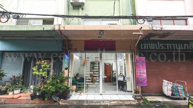 อาคารพาณิชย์ 3 ชั้นครึ่ง ติดรถไฟฟ้าสายสีเหลือง ลาดพร้าว 101