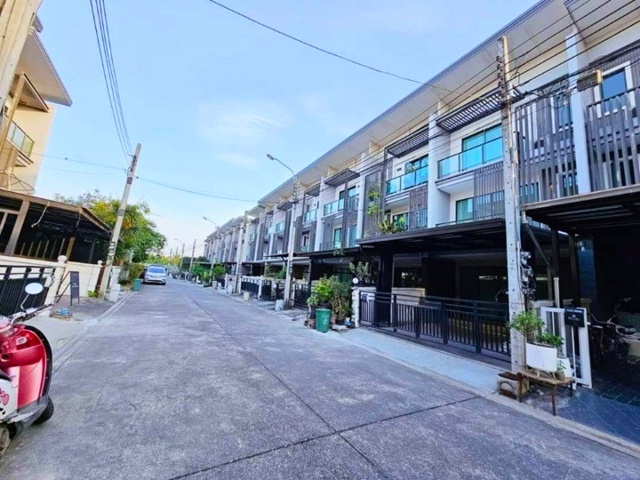 MRTสามแยกบางใหญ่ 1.2 กม. ให้เช่าบ้านทาวน์โฮมแสนสิริ 3 ชั้น 20ตร.วา. 240ตร.ม.พร้อมเฟอร์ฯ  3นอน  ตลาดกลางบางใหญ่ 1.7 กม.