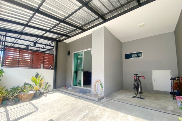 ม.รามคำแหง-ร่มเกล้า 4 นอน ถ.ราษฏร์พัฒนา ซอยมิสทีน  ใหญ่มาก MRT ตลาดมีนบุรี 1.9 กม.ให้เช่าทาวน์โฮม 2 ชั้น 22 ตร.วา. 180 ตร.ม. 2 น้ำ 