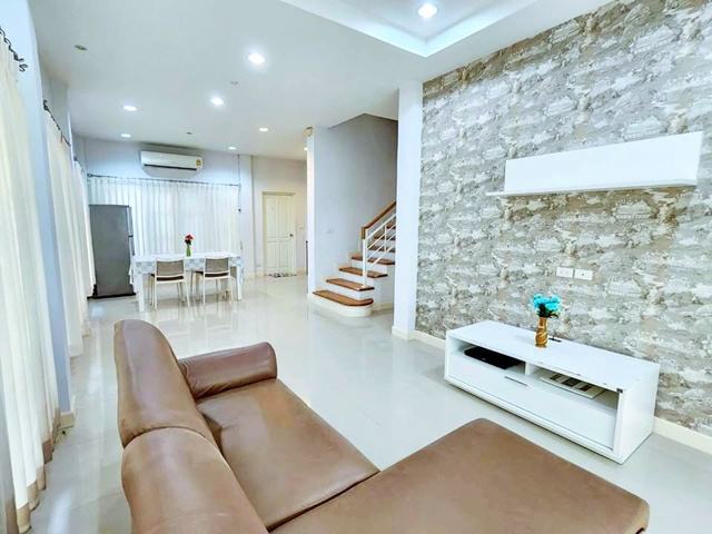 MRT ศรีด่าน 900ม. MRTสำโรง2.79 กม.  ให้เช่าบ้านเดี่ยว 2 ชั้นพร้อมเฟอร์ฯ  3 นอน 2 น้ำ ซ.สุขุมวิท 111-115  แจส เออเบิร์น ศรีนครินทร์ 1.3 กม.