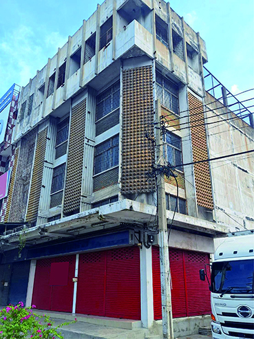 ##ขายตึกแถว 4 ชั้นครึ่ง 2 คูหา ใกล้ รพ.แพทย์รังสิต, ศูนย์การค้าเซียร์ รังสิต จ.ปทุมธานีโซน : ศูนย์การค้าเซียร์ รังสิต, ปทุมธานีที่ตั้ง :  ถ.พหลโยธิน  ต.คูคต  อ.ลำลูกกา  จ.ปทุมธานี  12130ลักษณะโดยทั่วไป- ตึกแถว 4 ชั้นครึ่ง 2 คูหา ติดถนนพหลโยธิน, รพ.แพทย์รังสิต, ศูนย์การค้าเซียร์ รังสิต- เนื้อที่รวม  40  ตรว. พื้นที่ใช้สอยประมาณ 560 ตรม.  หน้ากว้าง 10 เมตร  ลึก 20 เมตร - ภายในกั้นเป็นสำนักงา