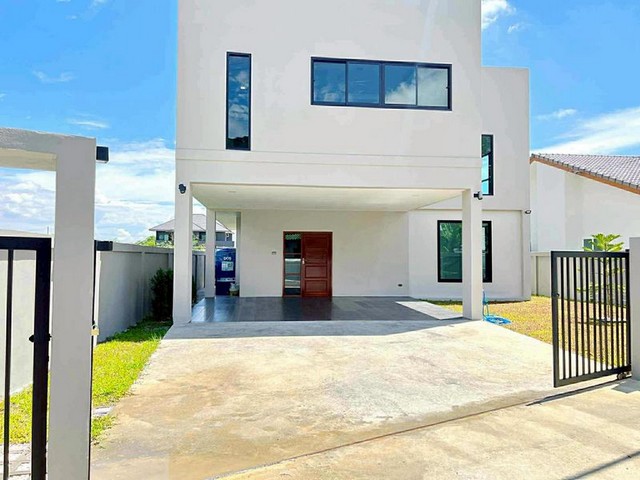 บ้านใหม่ 2 ชั้น สไตล์โมเดิร์น บ้านนอกโครงการ โซนดอยสะเก็ด