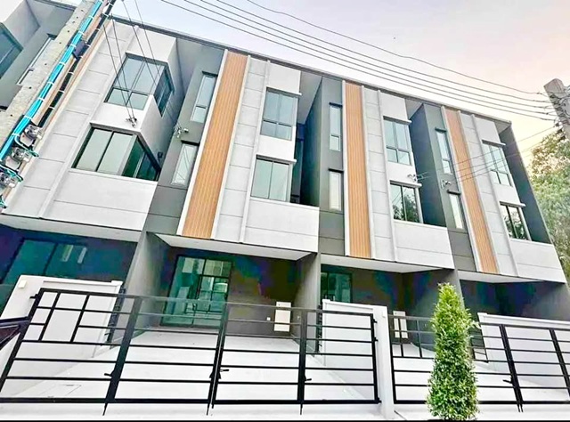 แม่พระการุณย์ ตลาดดวงแก้ว พลาซ่า 450 ม.เช่า ติวานนท์-ศรีสมาน ทาวน์เฮาส์ 3 ชั้น 18 ตร.วา. 218 ตร.ม.  รร.พระหฤทัยนนทบุรี 350 ม. 3 นอน