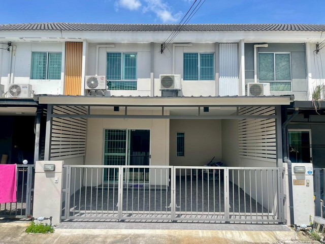 **ขายทาวน์เฮาส์ 2 ชั้น หมู่บ้านบ้านพฤกษา 116 รังสิต คลองหก****ราคาพิเศษ 1,690,000 บาท ฟรีโอน**---**รายละเอียดหลัก**- ทาวน์เฮาส์ 2 ชั้น- ขนาด 17.4 ตารางวา- 3 ห้องนอน 2 ห้องน้ำ- แถมแอร์ 3 ห้อง- ทิศหน้าบ้าน: ตะวันตก- ที่ตั้ง: ซอยรังสิตคลองหก ถนนเลียบคลองหก ต.คลองหก อ.คลองหลวง จ.ปทุมธานี**ข้อดี**- ทำเลดี อยู่ในหมู่บ้านจัดสรรชื่อดัง- แถมเครื่องปรับอากาศ 3 เครื่อง ประหยัดค่าใช้จ่าย- ทิศบ้านตะวันตก 