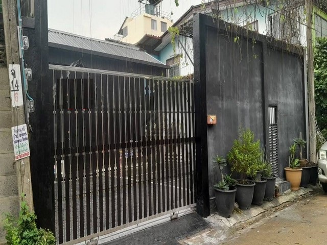 ให้เช่าบ้านพร้อมสตูดิโอ 54 ตรว. เพดานสูง ลาดพร้าว 134 เหมาะทำออฟฟิศ หรือสตูดิโอ จอดรถ 7 คัน ใกล้ MRT บางกะปิ ซอยตรงข้าม รพ.เวชธานี