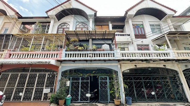 ทาวน์เฮ้าส์ 3 ชั้น ซอยจรัญสนิทวงศ์ 67 แยก 3 พร้อมอยู่