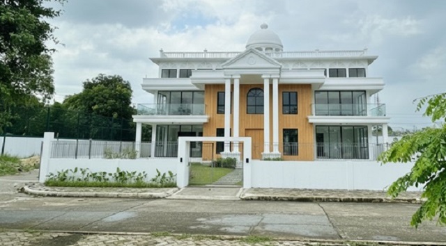 รพ.นพรัตนราชธานี คุ้มเกล้า 1.9 กม. ขายคฤหาสน์ บ้าน 3.5 ชั้น กว้างใหญ่ 275 ตร.วา. 600 ตร.ม. นิคมอุตสาหกรรมลาดกระบัง  ติดทะเลสาบ 5นอน 5 น้ำ 