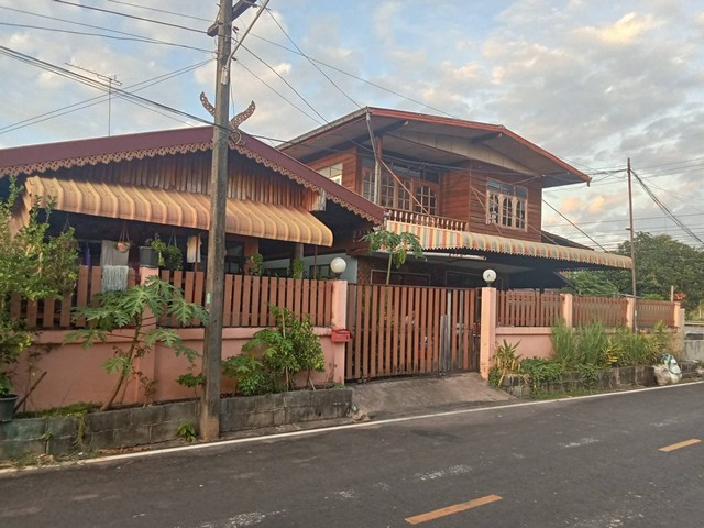 ขายด่วนบ้านเดี่ยวหนองสองห้อง  อำเภอเมือง หนองคาย  ใกล้ถนนใหญ่ถนนมิตรภาพ หนองคาย อุดร  จุดเด่นทำเล • ห่างจากถนนมิตรภาพเพียง 10 เมตร! • ใกล้แหล่งชุมชน สะดวกต่อการเดินทาง • ถนนเข้า-ออกสะดวก เหมาะสำหรับอยู่อาศัยหรือทำธุรกิจรายละเอียดทรัพย์ บ้านหลังที่ 1 • บ้านชั้นเดียว • พื้นที่ 32 ตร.วา • ราคา 2.75 ล้านบาทบ้านหลังที่ 2 • บ้านสองชั้น • พื้นที่ 42 ตร.วา • ราคา 3.85 ล้านบาทข้อเ