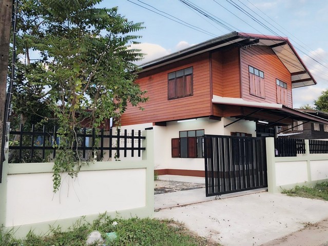 ขายบ้านเดี่ยว 76 ตร.ว. ราคา 2.5 ลบ.พิกัดหมู่บ้านหนองม่วง อ.นางรอง จ.บุรีรัมย์ บ้านรีโนเวทใหม่ทั้งหลัง ไม่เคยปล่อยเช่า สภาพนางฟ้าสุดๆ จำนวน 3 ห้องนอน 2 ห้องน้ำ 1 ห้องโถง 1 ห้องครัว 3 ที่จอดรถ พื้นที่ 76 ตร.ว.ผ่อนถูกกว่าเช่าเริ่ม 15,000 บ./เดือน (คำนวณจากอายุ 30 ปี)หรือซื้อสดเพราะเป็นโฉนดลอยบ้านหลังใหญ่ เหมาะกับครอบครัวขยาย พื้นที่นอกตัวบ้านใหญ่สำหรับทำกิจกรรมครอบครัวร่วมกั