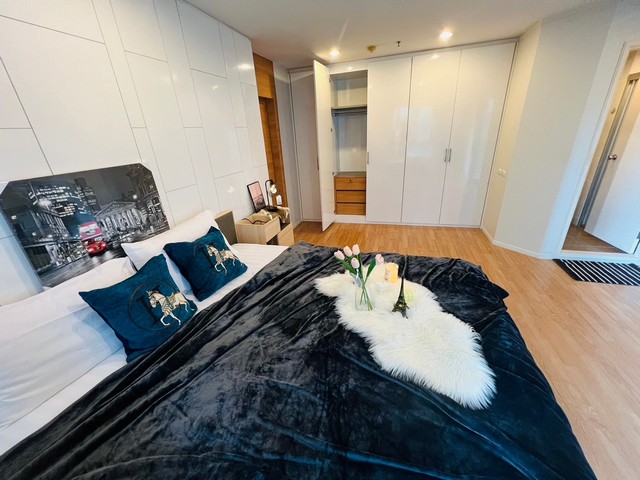 ขายคอนโด “ลุมพินี เมกะ ซิตี้-บางนา” สภาพสวย นางฟ้าสุดๆ ขนาด 52 ตร.ม. ห้องใหญ่ บิ้วอินวัสดุพรีเมี่ยม จัดเต็มทั้งห้อง ตู้เสื้อผ้าใหญ่มาก จำนวน 1 ห้องนอน 2 ห้องน้ำ 1 ห้องรับแขก 1 ห้องครัว ตึก B ชั้น 3 วิวสวน ลมพัดเย็นสบาย ขายราคา 3.30 ลบ.ค่าโอนคนละครึ่งเฟอร์นิเจอร์ 1. เตียง King Size + ฟูก 6 ฟุต2. บิ้วอินตู้เสื้อผ้าในห้องนอน 5 บาน3. บิ้วอินตู้เก็บของ 2 บาน4. บิ้วอินโต๊ะเครื่องแป้ง5. บิ้วอิ