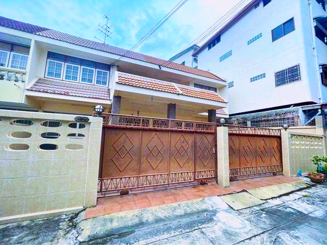 คฤหาสน์ ให้เช่าบ้านเดี่ยว 2 ชั้น จรัญ เดอะมอลล์ท่าพระ  5-6นอน เดินถึง MRTท่าพระ 450ม. หลังใหญ่ หรูหรา 92ตร.วา. 282 ตร.ม. 4 น้ำ