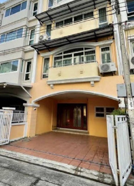 ให้เช่าทาวน์เฮ้าส์ 3 ชั้น 25 ตร.วา. MRT คลองกลันตัน 1 กม.ศรีนครินทร์ 18-26 อ่อนนุช 35-41  300 ตร.ม  มีเฟอร์ฯครบ 3นอน 4น้ำ ธัญญะพาร์ค 1 กม.