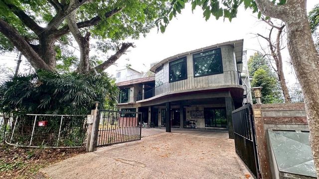 ขายบ้านหรู 3 ชั้นพร้อมเฟอร์นิเจอร์สุดคุ้มค่า  ติดถนนใจกลางทำเลทองแม่ริม เชียงใหม่  