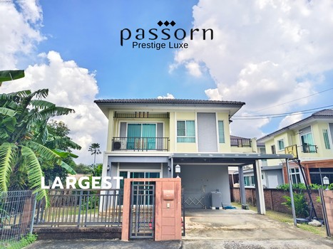 ขาย ให้เช่า บ้านเดี่ยว ใหญ่ที่สุดในหมู่บ้าน ภัสสร เพรสทีจ ลุกซ์ พัฒนาการ เข้าทางศรีนครินทร์และอ่อนนุชได้ 3ห้องนอน 3ห้องน้ำ  86.8 ตร.ว. หลังริม --------------------จุดเด่น: บ้านทำเลดีใกล้ป้อมยาม(ซอย1) ในซอมีบ้านเพียง 2 หลัง เงียบสงบไม่พลุกพล่านแต่ไม่เปลี่ยว หมู่บ้านอยู่ในโครงการของพฤกษาอเวนิว มีร้านค้าและร้านอาหารภายในหมู่บ้านเยอะ การเดินทางสะดวกมาก สมารถเข้าออกได้หลายท