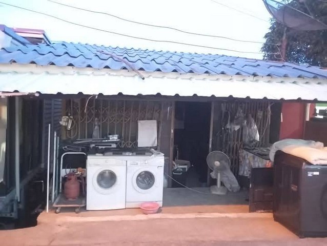 ขายด่วน #ที่ดินติดถนนราคาหลักแสน !! พร้อมสิ่งปลูกสร้าง พื้นที่ 24.5 ตร.ว. หน้ากว้าง 4 เมตรปัจจุบันมีผู้เช่า พร้อมย้ายออกหน้าบ้านติดถนน 4 เลน สายอยุธยา-บางปะอิน(สายใน) ทำเลดี เหมาะทำธุรกิจส่วนตัว หรือค้าขาย  สถานที่ใกล้เคียง-สถานีรถไฟบางปะอิน-พลับพลา รัชกาลที่ 5-ตลาดบางปะอินเอกเซ็นเตอร์-พระราชวังบางปะอิน-เทสโก้โลตัส-บขส.บางปะอิน ราคาพิเศษ 590,000 บาท สนใจติดต่อ จินทัก 