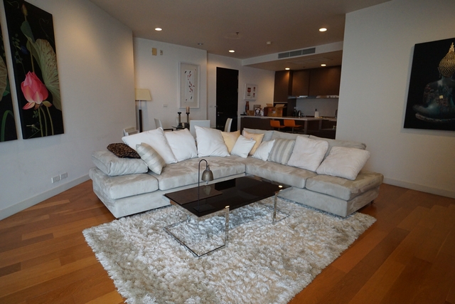 คอนโดชาเทรียมให้เช่า 2 นอน 124 ตรม. ชั้นสูง ติดถนนเจริญกรุง วิวฝั่ง shrewsbury school ใกล้เอเชียทีครายละเอียด (รหัสทรัพย์ C2-0325)** ราคาเช่า 59,000 บาท/เดือน เท่านั้น **- พื้นที่ใช้สอย 124 ตร.ม. ชั้น 27 ขนาด  2 ห้องนอน, 2 ห้องน้ำ  เคาน์เตอร์ครัวใหญ่พิเศษ- เฟอร์นิเจอร์ Built-In ครบทุกห้องนอน พร้อมโซฟาขนาดใหญ่ โต๊ะทานข้าว- เครื่องใช้ไฟฟ้ามี ทีวี ตู้เย็น ไมโครเวฟ เครื่องซักผ้า เครื่องอบผ้า- เตาไฟฟ้า ceramic 