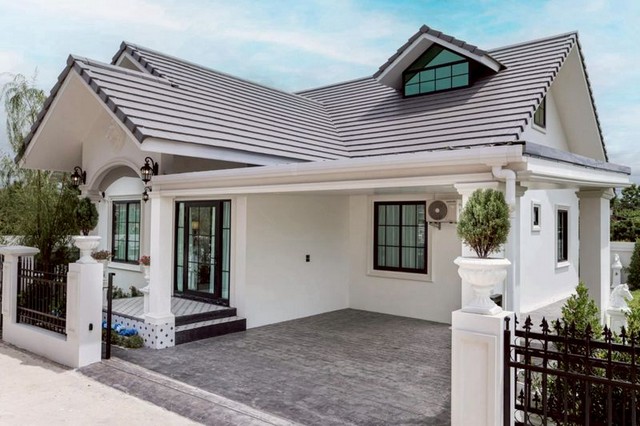 บ้านใหม่ สไตล์อังกฤษ สวนกว้าง บิ้วอินทั้งหลัง โซนน้ำแพร่ หางดง 