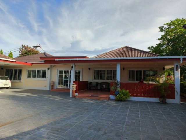 ขายบ้านชั้นเดียว แม่ริม เชียงใหม่  วิวภูเขา เหมาะทำรีสอร์ทหรือ Airbnb ใกล้ศาลากลางเพียง 4 กม. ราคาเพียง 6.2 ล้านบาทพร้อมเฟอร์นิเจอร์ครบ เข้าอยู่ได้ทันที รายละเอียดทรัพย์ประเภท: บ้านเดี่ยวชั้นเดียวที่ดิน: 151 ตารางวาพื้นที่ใช้สอย: 350 ตารางเมตรห้องนอน: 5 ห้องนอนห้องน้ำ: 4 ห้องน้ำที่จอดรถ: ได้หลายคันเฟอร์นิเจอร์ครบ พร้อมอยู่ ที่ตั้ง: ตำบลดอนแก้ว อำเภอแม่ริม จังหวัดเชียง