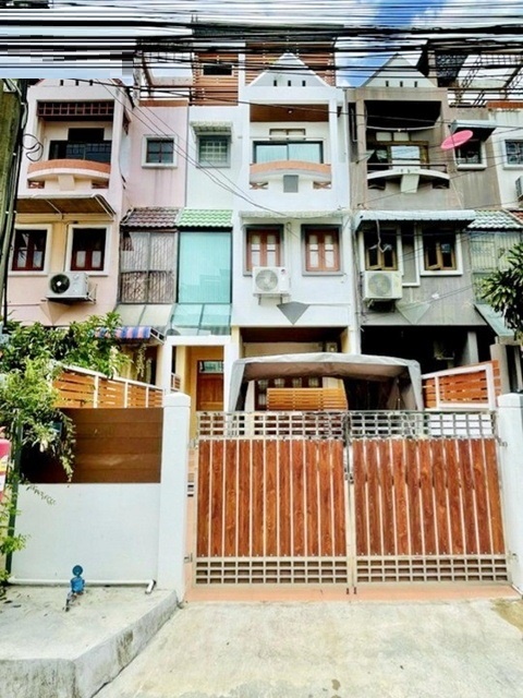 BTSแบริ่ง 1.3กม. โลตัส สุขุมวิท105 650 ม.ลาซาล18-26 ให้เช่าทาวน์เฮ้าส์สุดหรู 3 ชั้น หรูหรา  จัดเต็มเฟอร์ฯ 3นอน 2น้ำ   24ตร.วา. 274ตร.ม. 