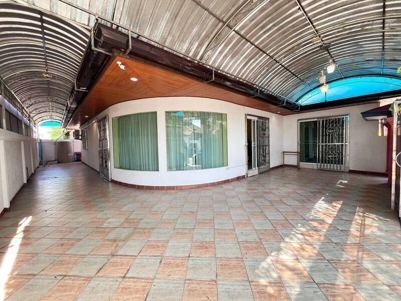 ขายบ้านเดี่ยวพร้อมอยู่ หมู่บ้าน SIAM EXECUTIVE ESTATEซอยพรประภานิมิตตำบลหนองปรือ อำเภอบางละมุง