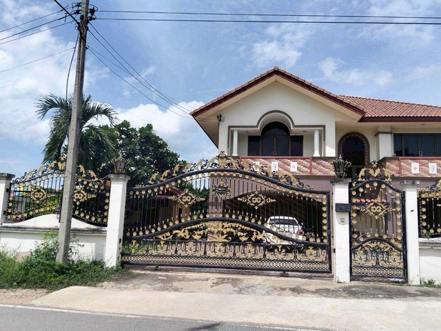 ขายด่วน บ้านเดี่ยว พร้อมบ้านบริวาร 2 หลัง 108 ตร.ว.   ทำเลดี ใกล้ กองสเบียงฟาร์ม  เมืองนครสวรรค์