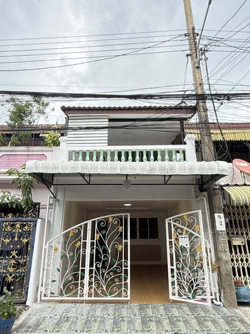  ขายด่วนทาว์นเฮาส์ 2  ชั้น รีโนเวทแล้วพร้อมหิ้วกระเป๋าเข้าอยู่ได้เลย ทำเลใกล้ตลาดสมชาย บางกรวย  2 นอน 2 นำ้ 1 จอดรถ  1 ห้องครัว  มีระเบียงชั้น 2 ชมวิวหรือทำเป็นลานซักล้าง ตากผ้า  ราคา 2.79 ล้าน  ลดอีกช่วงนี้พิเศษ 2.59 ล้านบาท (ค่าโอนคนละครึึ่ง)บ้านรีโนทเวทใหม่ทั้งหลัง จอดรถหน้าบ้าน ได้ 1 คัน ในบ้าน 1 คัน พื้นที่ 16 ตารางวา  ใกล้แหล่งชุมชน เหมาะอยู่อาศัย หรืิอใช้บริเวณหน้าบ้