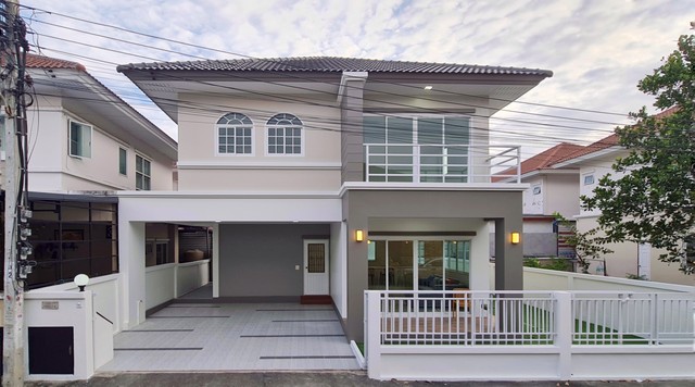 ราคาเพียง 2.99 ล้านบาทผ่อนเริ่มต้นเพียง 13,xxx บาท/เดือนบ้านสวยพร้อมอยู่ ในโครงการ หมู่บ้านคุณาสิริ   หมู่ 5, ตำบล บางคูรัด อำเภอบางบัวทอง นนทบุรี 11110ตกแต่งใหม่ ฟังก์ชันครบ ทำเลดี ไม่มีค่าส่วนกลางรายละเอียดบ้านเนื้อที่ 38.7 ตร.วา3 ห้องนอน | 3 ห้องน้ำ  ที่จอดรถ 2 คันหันหน้า “ทิศเหนือ” ลมดี เย็นสบายตลอดวันบ้านหลังใหญ่ พร้อมพื้นที่รอบบ้านเหมาะสำหรับครอบครัวที่อยากเริ่มต้