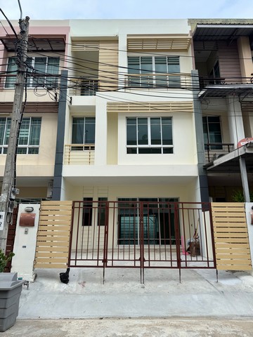 ขาย ทาวน์โฮม 3 ชั้น หมู่บ้าน The Plant City สาทร ถนน กัลปพฤกษ์ บ้านสวย เพิ่งรีโนเวทใหม่ (รหัสทรัพย์ที่ : 50049) ชื่อโครงการ - The Plant City สาทรที่ตั้ง   ถนน กัลปพฤกษ์ แขวง บางขุนเทียน เขต จอมทอง จังหวัด กรุงเทพรายละเอียดประเภททรัพย์ ทาวน์โฮม 3 ชั้นเนื้อที่ดิน 24.6 ตารางวา  พื้นที่ใช้สอย 120 ตารางเมตรหน้ากว้าง 5 เมตร   ลึก 8 เมตรหน้าบ้านหันทิศ - ตะวันตกเฉียงใต้จุดเด่น - ทำเลดี ติดถนนกัลปพฤกษ์ เด