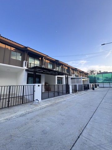 บ้านใหม่ป้ายแดง! ให้เช่าทาวน์เฮ้าส์ 2 ชั้น ทำเลดีใจกลางเมืองเชียงใหม่ ใกล้สนามบินทาวน์เฮ้าส์สวย บ้านใหม่พร้อมอยู่ ทำเลเยี่ยมในเมืองเชียงใหม่เดินทางสะดวก ใกล้สนามบินและห้างสรรพสินค้าชั้นนำเหมาะสำหรับครอบครัวหรือผู้ทำงานในเมือง ที่มองหาบ้านใหม่สะอาด เงียบสงบ และปลอดภัย  ราคาเช่าเพียง 23,000 บาท/เดือนเงินประกัน 2 เดือนค่าเช่าล่วงหน้า 1 เดือนสัญญาขั้นต่ำ 1 