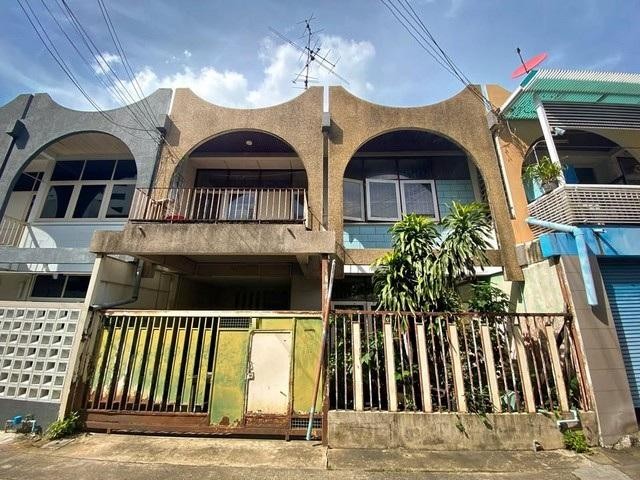 ขายทาวน์เฮ้าส์ 2ชั้น ซอยเอกมัย12 ซอยปรีดีพนมยงค์31 ขายตามสภาพบ้านต้องรีโนเวทเอง 