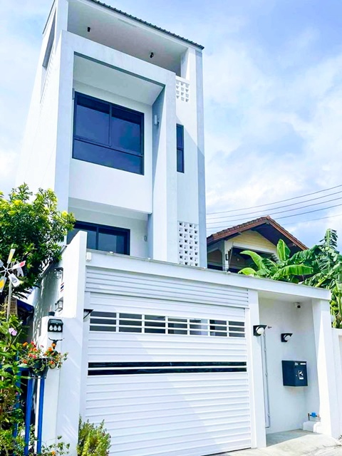 MRTโชคชัย4 400 ม.ลาดพร้าว 52-62 ให้เช่าบ้านเดี่ยว 3.5 ชั้น  400ตร.ม. 100ตร.วา. รร.นานาชาติออร์บ 1.5 กม. พร้อมเฟอร์ฯ เครื่องใช้ไฟฟ้า  3-5นอน