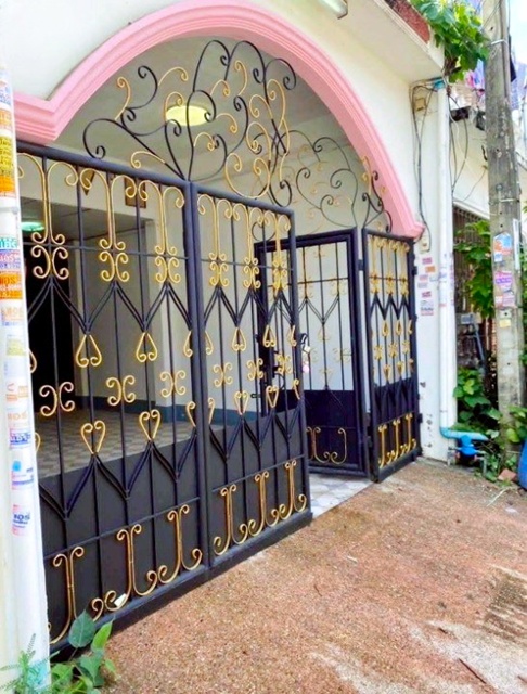 เพชรเกษม49-59  รร.บางแค 600 ม. 3 นอน 4 น้ำ ให้เช่าทาว์นเฮาส์ 3 ชั้น  เดอะมอลล์ บางแค 1.4 กม.แหล่งชุมชน ช้อปปิ้ง หาของกินง่าย พุทธมณฑล สาย 2