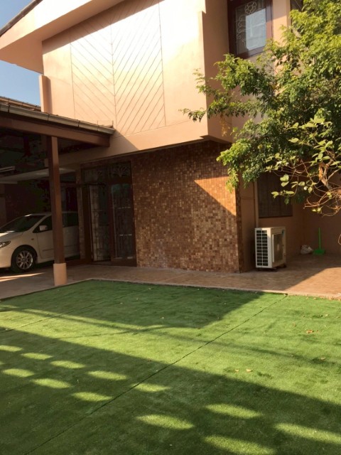 ให้เช่าบ้านเดี่ยว 2 ชั้น ถนนรัชดา18 พื้นที่ 180ตร.ม 4 นอน2น้ำแอร์ 5 เครื่องใกล้ รร.จันทร์หุ่น และ MRTห้วยขวาง เพียง 2 กม เช่า35,000บาท/เดือนถนนประชาราษฎร์บำเพ็ญรายละเอียด-บ้านเดี่ยว 2 ชั้น 50 ตารางวา-ถนนรัชดาซอยประชาราษฎร์บำเพ็ญ -มี 4 ห้องนอน 2 ห้องน้ำแอร์ 5 เครื่อง-จอดรถได้ 2 คัน-ไม่อนุญาตให้เลี้ยงสัตว์และจดทะเบียน-หาของกินง่าย ใกล้ตลาดสด และซุปเปอร์มาเก็ตหลายแห่ง-ใกล้สำนักเ