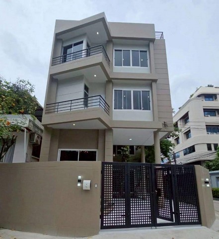 ขายบ้านเดี่ยว 3 ชั้น รีโนเวทใหม่ทั้งหลัง ขนาดที่ดิน 51 ตร.ว พื้นที่ใช้สอย 375 ตร.ม ใกล้ MRT จตุจักร และ BTS หมอชิต