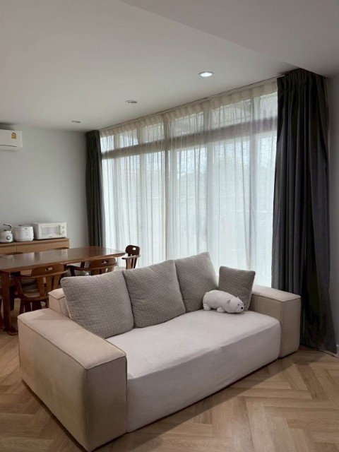 ให้เช่าบ้านเดี่ยวหลังริม โครงการ COMO Botanica Bangna แอร์เฟอร์นิเจอร์ครบ มี3ห้องนอน3ห้องน้ำ ราคาเช่าเดือนละ55,000บาทรายละเอียด-มี3ห้องนอน3ห้องน้ำ1ครัว-แอร์เฟอร์นิเจอร์ครบ-เนื้อที่56ตารางวา 165ตารางเมตร-จอดรถได้2คัน-บ้านหลังริมมีพื้นที่สนามหญ้า ไม่เคยปล่อยเช่ามาก่อน- โครงการยูนิตน้อย  มีความเป็นส่วนตัวสูง-ทำเลใกล้ห้างเมกาบางนาและวงแหวนกาญจนาภิเษก สามารถเดินทางเข้า-ออก