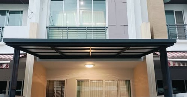  ให้เช่าทาวน์โฮม 3 ชั้น กรุงเทพ ใกล้ สนามบินสุวรรณภูมิ  พร้อม อยู่ พร้อม เฟอร์นิเจอร์ ให้เช่ารายเดือน ระยะสั้นได้