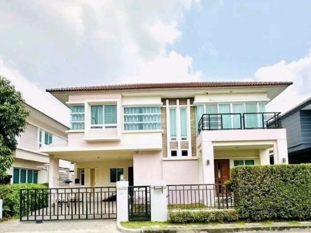 ชื่่อโครงการหมู่บ้านบางกอก บูเลอวาร์ด เทพารักษ์-วงแหวนที่ตั้ง : ถนน เทพารักษ์ ต.เทพารักษ์ อ.เมืองสมุทรปราการ จ.สมุทรปราการรายละเอียดประเภททรัพย์ : บ้านเดี่ยว 2 ชั้นที่ดิน : 60 ตารางวาพื้นที่ใช้สอย : 250 ตารางเมตรห้องนอน : 4 ห้องนอนห้องน้ำ : 4 ห้องน้ำห้องครัว : ครัวยุโรป บิลอิน + ครัวไทย ( นอกบ้าน )ห้องทำงาน : พืนที่ทำงานชั้น2 แบบ Open areaห้องอื่น ๆ : ห้องแม่บ้าน + ห้องน้ำ ( นอกบ้าน )