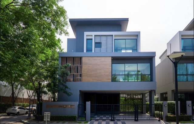 บ้านหรู 3 ชั้น  พร้อมสระว่ายน้ำในตัว  โครงการ แกรนด์ บางกอกบูเลอวาร์ด ราชพฤกษ์  พระราม 5 