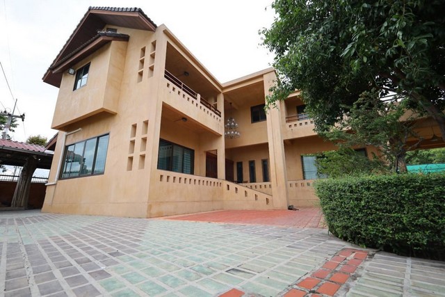 LV53310 ขาย บ้านพร้อมที่ดิน บ้านเดี่ยว 2 ชั้น ใกล้ อ่างเก็บน้ำมาบประชัน การเดินทางสะดวก เชื่อมต่อเส้นทางหลักสู่ถนนสุขุมวิท