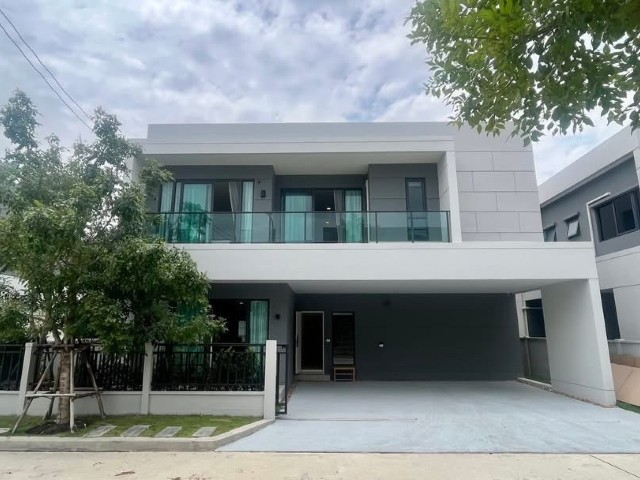 ให้เช่าบ้านเดี่ยว Centro Bangna ใกล้เมกะบางนาเพียง 5 นาที  รานละเอียด-บ้านเดี่ยว 2 ชั้น 280 ตร.ม. พร้อมสนามหญ้าขนาดใหญ่- 4 ห้องนอน  5 ห้องน้ำ 1 ห้องแม่บ้าน(ห้องน้ำในตัวทุกห้อง)- พื้นที่ห้องรับแขกโถงโล่ง ครัวบิลอิน แบบยุโรป เคาน์เตอร์ไอส์แลนด์- อ่างอาบน้ำในห้องนอนใหญ่ - สิ่งอำนวยความสะดวกครบครัน - สังคมดีเพื่อนบ้านดี - ห่างจากเมกะบางนาไม่ถึง 1 กม.- ใกลอิเกีย เมกาบางนา โรงเรียนน