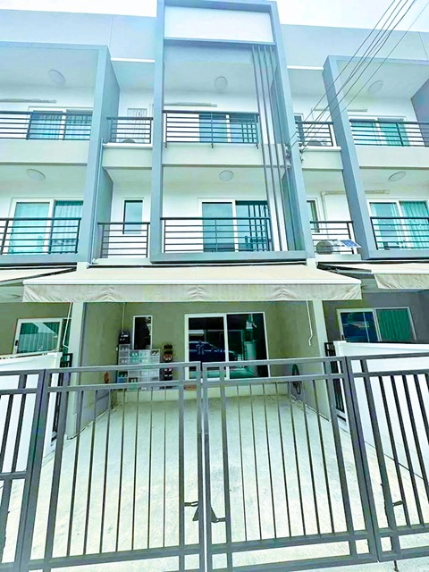 เมกาบางนา รพ.ปิยะมินทร์ 1.2 กม. รร.นานาชาติราฟเฟิลส์อเมริกัน 2.5 กม.ให้เช่าบ้านทาวน์โฮม 3 ชั้น 3 นอน 3 น้ำ  สวนหลวง ร.9 2.2 กม.